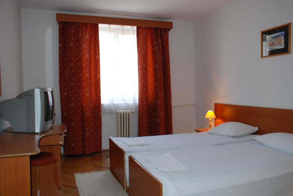 Hotel Merkur 미에르쿠리에씨우크 외부 사진